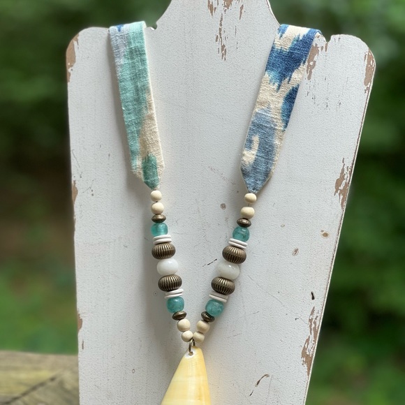 Boutique shell necklace - Picture 4 of 7